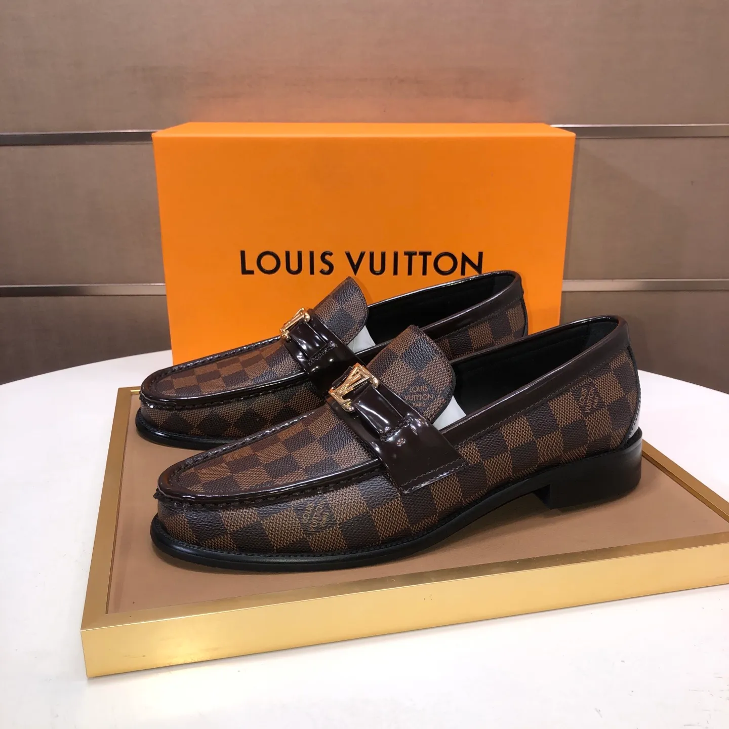 Men's men's shoes💰540💰[LV] (original single cowhide lining)🍀LV's latest genuine leather business suit shoes are available on the official website at the same time. The first-layer cowhide imported from Italy is made of heavy gold, and the official website has a 1:1 rubber outsole. Versatile to wear, high-end without losing class, and the color combination is extraordinary. This four-season style is alluring when worn on your feet, showing off your big-name flair. Standard code 38-45 (45 customized)